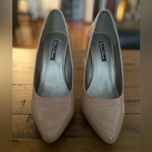 Nude patent leather pumps. Lightly Worn with some scuffs. Size 6.5 - Picture 4 of 4
